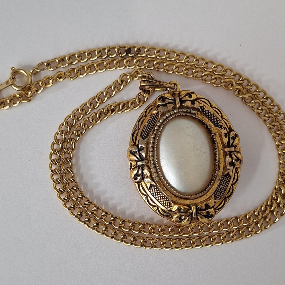Elegant Gold and Cream Pendant Necklace